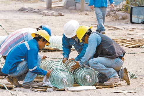 Empleados de la empresa realizan maniobras en San Pedro Xalostoc, Ecatepec, Estado de México. 