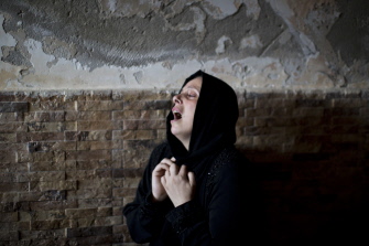 La hermana del palestino Mohamed al Daeri, de 25 años, llora durante su funeral en la ciudad de Gaza