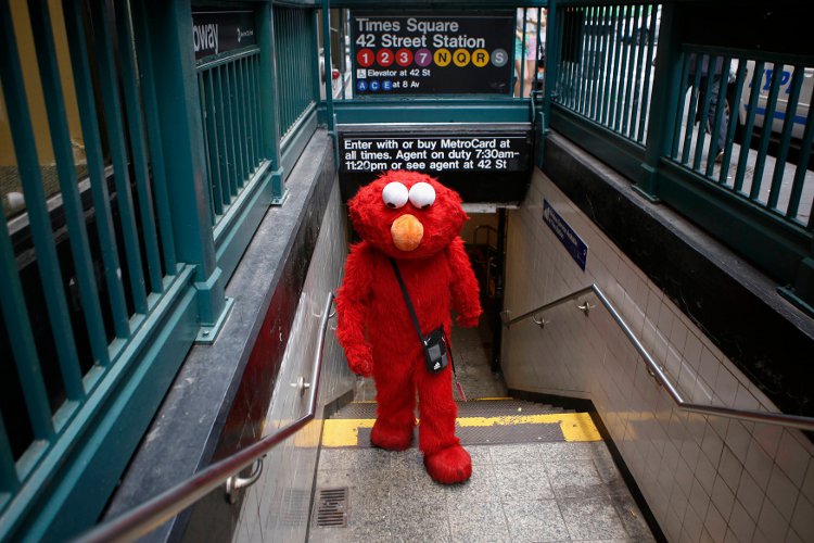 La jornada termina para Jorge, quien como muchos encontró en Times Square trabajo bajo un disfraz, ahora puede preocuparse por perder su fuente de ing