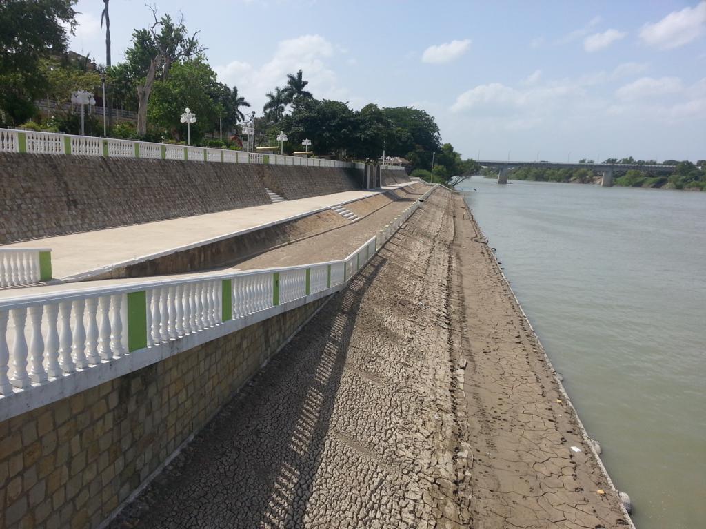 El malecón Agustín Lara recorre en parte la orilla del caudaloso río Pánuco.