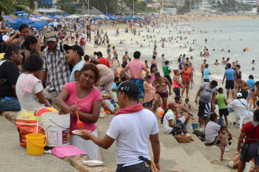 Las playas de Acapulco incrementan el número de visitantes por la cercanía del fin de semana. 