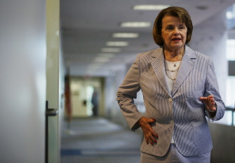 La senadora Dianne Feinstein, al llegar hoy al Capitolio en Washington
