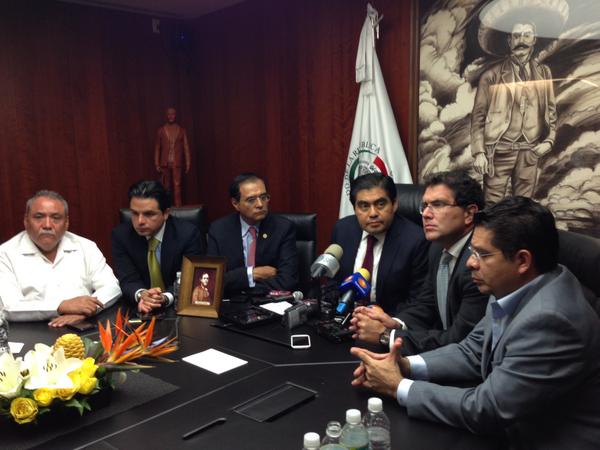 Seremos eficaces en la discusión de los dictámenes energéticos, señaló en conferencia el senador Barbosa. 