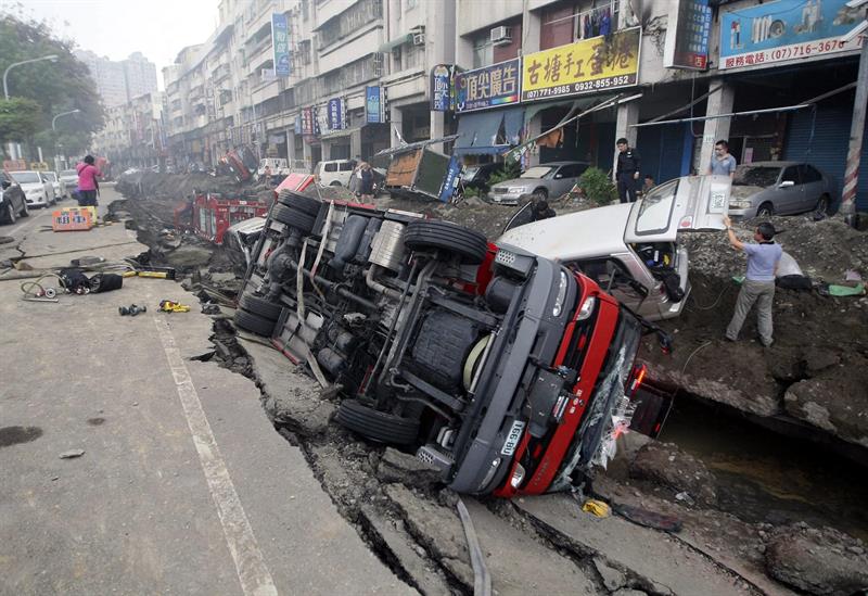 Vehículos resultaron afectados por la explosión múltiple en el sistema de suministro de gas de la ciudad taiwanesa de Kaohsiung