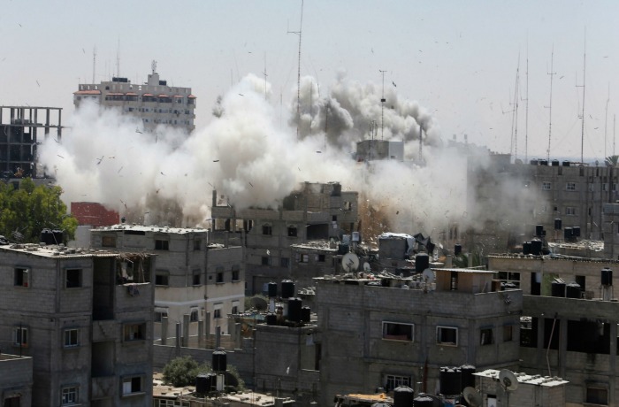 Columna de humo que según testigos es producto de los ataques aéreos israelíes en Rafah, al sur de la Franja de Gaza.