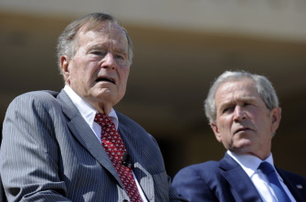 George H.W. Bush (i) y su hijo, George W. Bush (d) en el Centro Presidencial George W. Bush en Dallas, Texas, el 25 de abril de 2013 