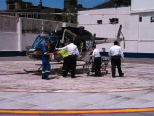 El helicóptero que trasladó de Guanajuato a dos bebés siameses fue recibido por personal del ERUM en Tlaxcoaque para luego dirigirlos al Hospital Fede