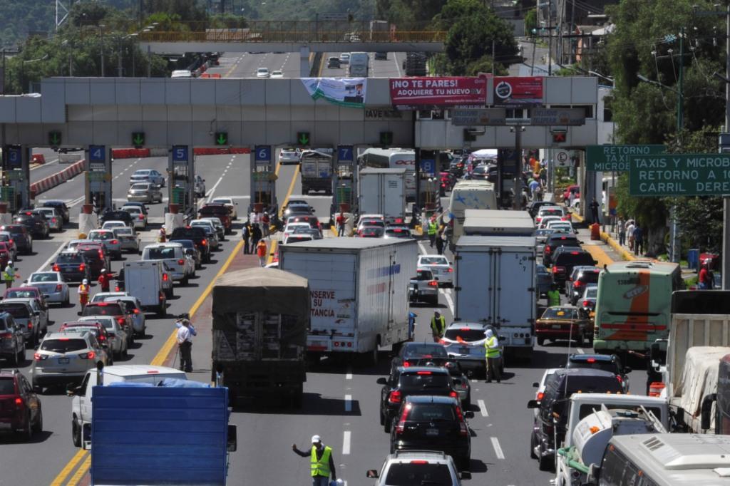 Largas filas en la caseta México-Cuernavaca debido al cambio de IAVE.