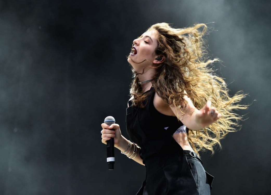 Lorde extendió sus brazos cuando el viento la acariciaba. 