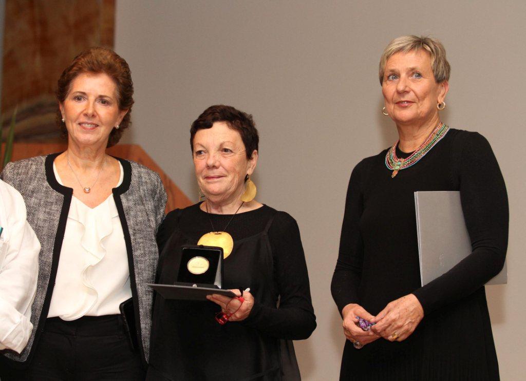 La presea fue entregada a Graciela Iturbide por la titular del INBA, María Cristina García Cepeda.