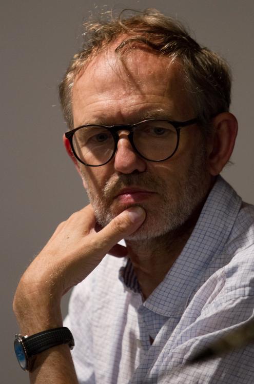Anton Corbijn presentó la cinta 'El hombre más buscado'.
