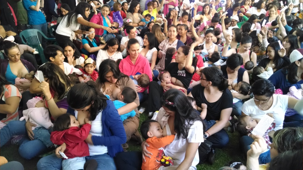 Unas 137 mujeres dieron pecho a sus hijos de forma pública  para quitar los tabúes al respecto.