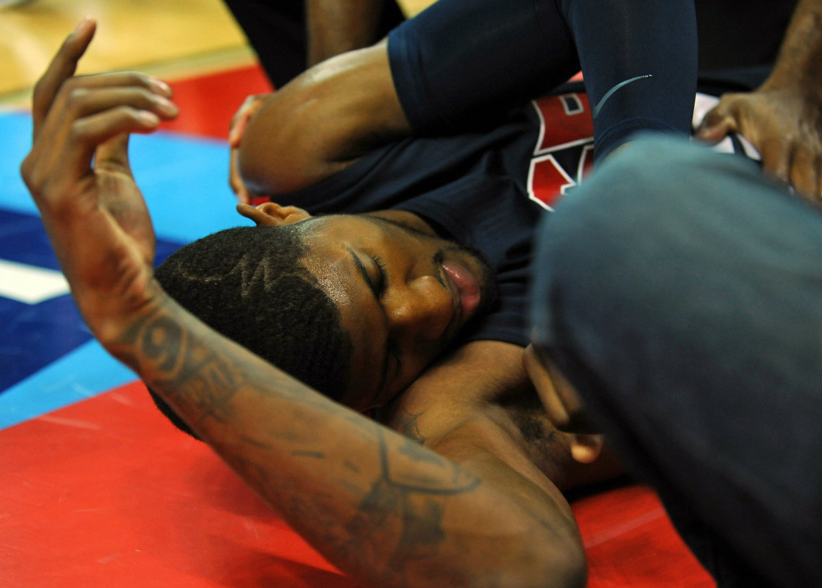 Paul George es atendido por los doctores tras la fractura que sufrió 
