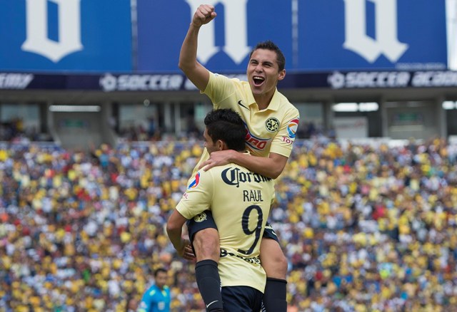 Raúl Jiménez festeja su gol con Paul Aguilar