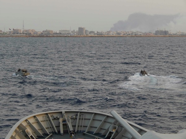 Un par de botes se dirigen al puerto de Tripoli, capital de Libia, para evacuar a funcionarios por los los enfrentamientos entre milicias rivales en e