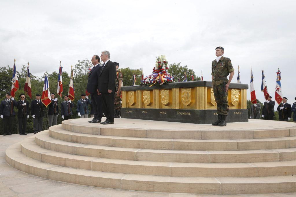 El presidente francés, Francois Hollande, y el presidente de Alemania, Joachim Gauck, asisten a una ceremonia para conmemorar el centenario del inicio