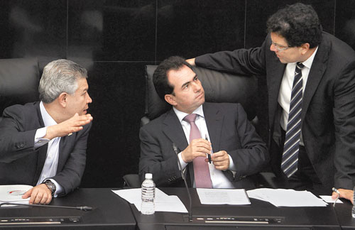 O El priista David Penchyna con el panista José Francisco Yunes y el perredista Ríos Piter. 
