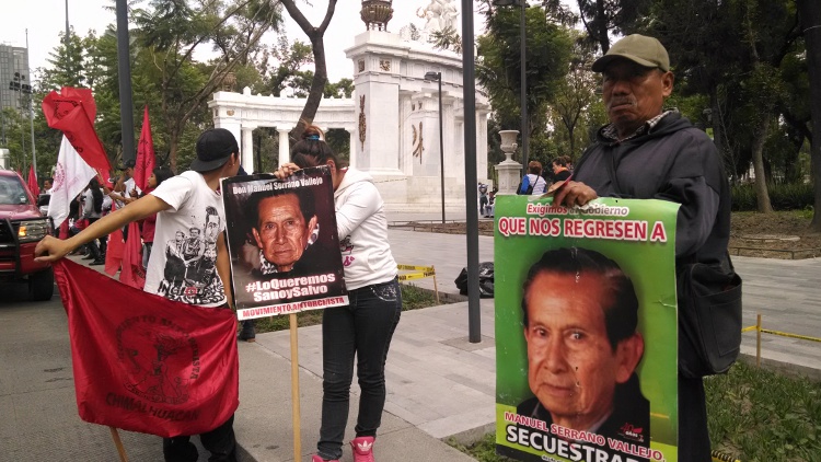 Los 250 antorchistas realizan una cadena humana frente al Hemiciclo a Juárez
