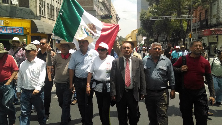 El grupo de inconformes se encuentra en la inmediaciones de Segob