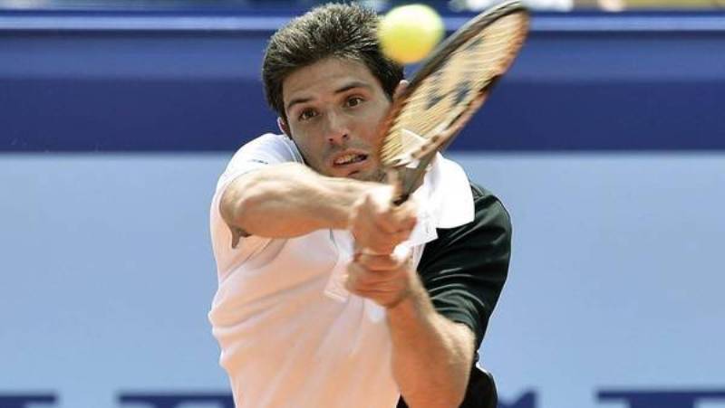Federico Delbonis sujetando su raqueta tras un fuerte golpeo de pelota 