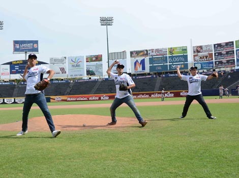 Los integrantes de Jumbo aprendieron a lanzar la bola.