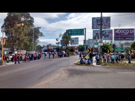 A las 10:30 horas maestros llegaron al crucero principal de la terminal aérea e impidieron el paso de vehículos. De igual forma cerraron el paso en la