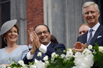 El presidente francés, François Hollande (c), aplaude junto a la reina Matilde de Bélgica (i) y el rey Felipe (d) en el ayuntamiento de Lieja