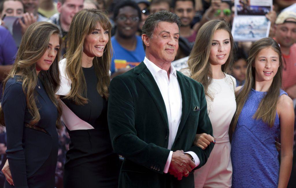 Sylvester Stallone, junto a su esposa e hijas antes del estreno de 'Los Indestructibles 3'.