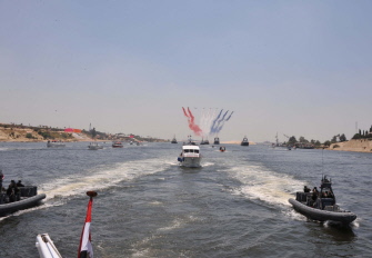 Varios barcos, en la ceremonia de inauguración del nuevo Canal, el Eje del Canal de Suez, en el puerto de Ismailia, al este de El Cairo
