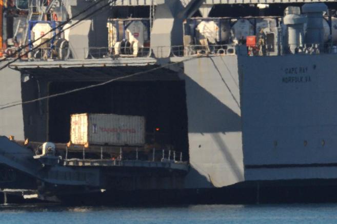 Uno de los contenedores con armas químicas es transportado al buque estadunidense Cape Ray