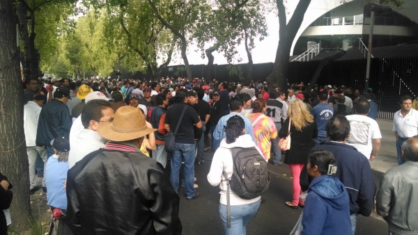 Alrededor de 600 miembros del Sindicato Mexicano de Electricistas (SME) protestan a las afueras de la Cámara de Senadores sobre la avenida Paseo de la