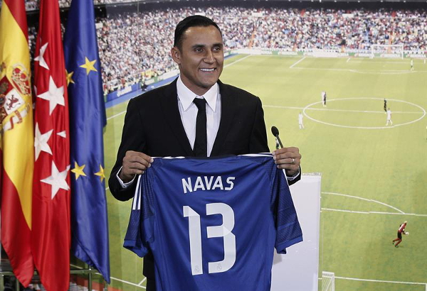 El portero costarricense Keylor Navas, nuevo fichaje del Real Madrid procedente del Levante, durante su presentación hoy en el estadio Santiago Bernab