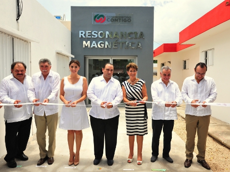 Roberto Borge y Mercedes Juan inauguraron la Unidad de Resonancia Magnética, en Chetumal.
