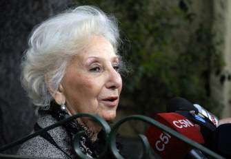 Estela de Carlotto habla con los medios de comunicación a las puertas de su casa, en La Plata