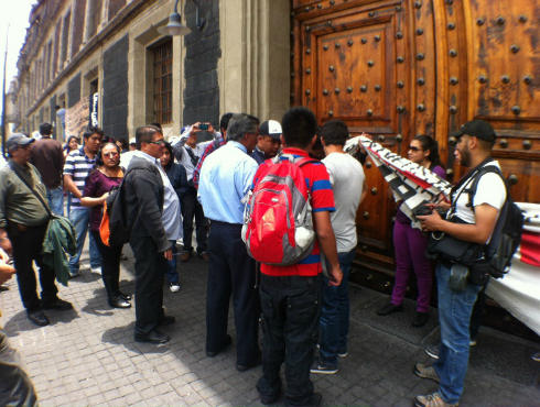 Estudiantes rechazados protestan frente a la SEP- Grupo Milenio