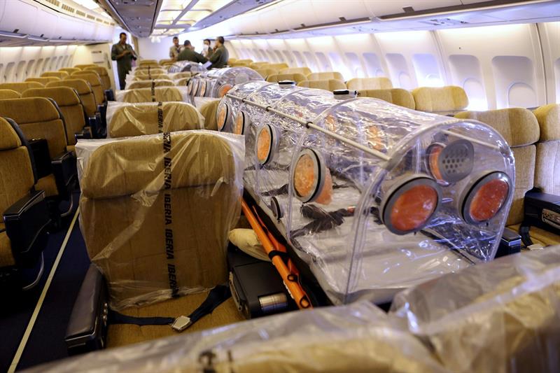 Este es el interior del Airbus A310 de la aviación militar española, medicalizado, que va a repatriar en Liberia al religioso español Miguel Pajares