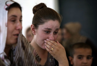 Una joven kurdo iraquí, de la minoría yazidi, que huyó de la ofensiva yihadista en Sinjar, llora en una escuela de Dohuk, en el Kurdistán iraquí 