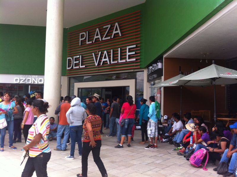 Los maestros cerraron los accesos a la plaza. 