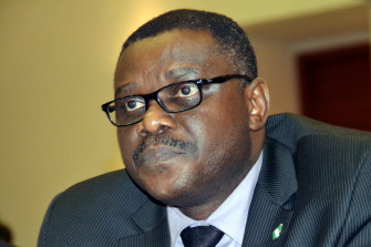 El ministro de Salud de Nigeria, Onyebuchi Chukwu, habla sobre el ébola ante el comité parlamentario de Salud del parlamento en Abuya