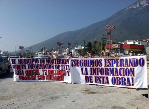 Ediles del PRI presentaron una manta denunciando el sobrecosto de la obra. 