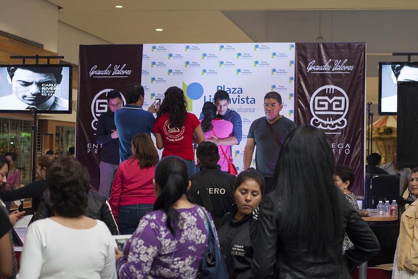 El cantante así convivió con sus seguidoras.