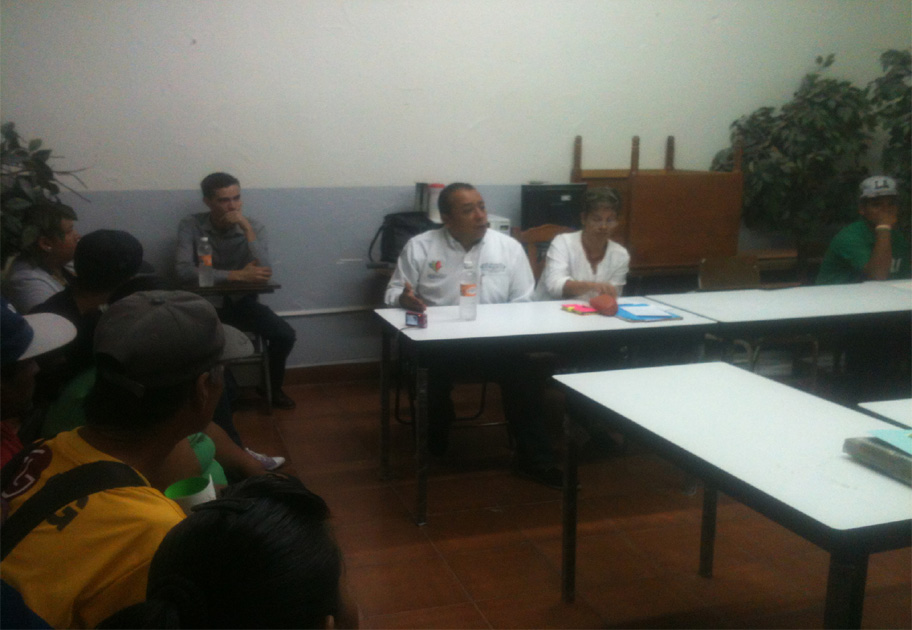 Un grupo de 30 personas se manifestaron a las afueras del Servicio Nacional de Empleo en Gómez Palacio.