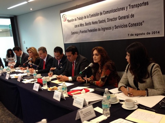 Reunión del director de Caminos y Puentes Federales, Benito Neme, con senadores de la Comisión de Comunicaciones y Transportes.