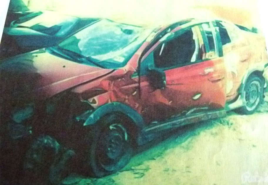 Así quedó el auto luego de volcarse por caer en la alcantarilla abierta.