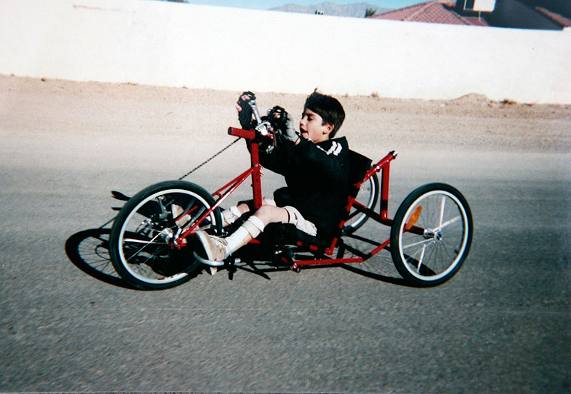 Desde los tres años, Aaron mostró el gusto por la velocidad y la adrenalina.