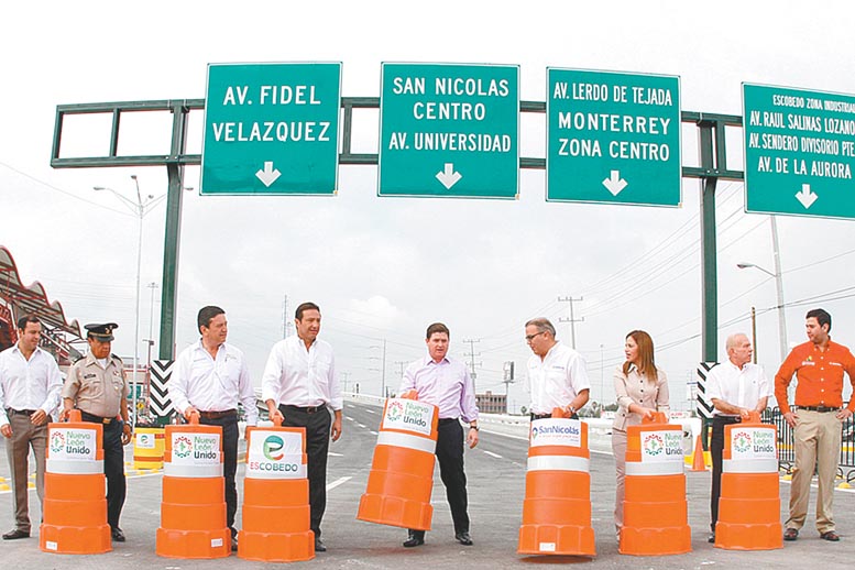 El puente tiene tres carriles y una longitud de 500 metros. 