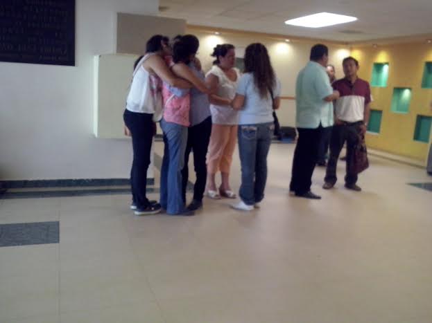 Familiares de los heridos en flamazo en refinería Francisco I. Madero