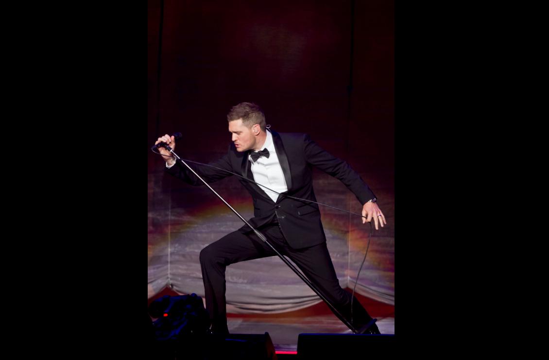Michael Bublé ofreció lo mejor de su repertorio musical ante 15 mil 500 fans.