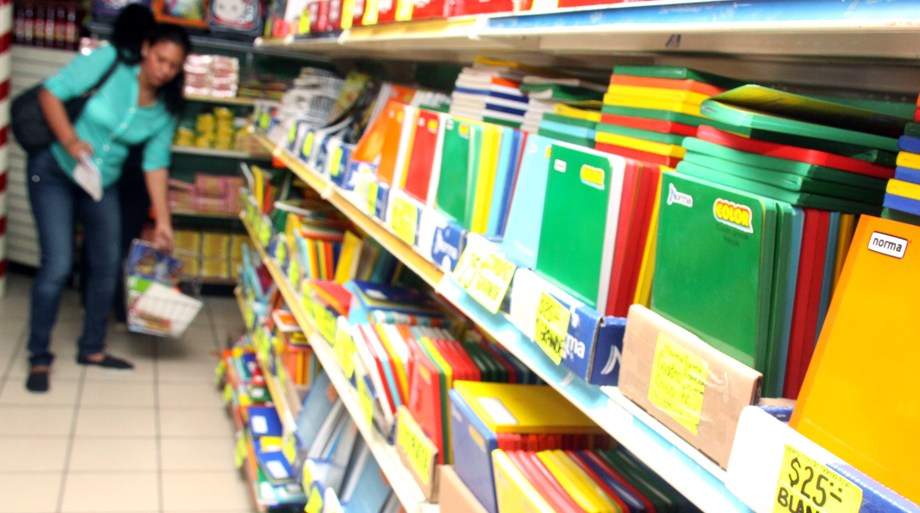 En estas semanas últimas semanas los útiles escolares han tenido un incremento del 20 por ciento, pues su precio se mueve en función a la oferta y la 