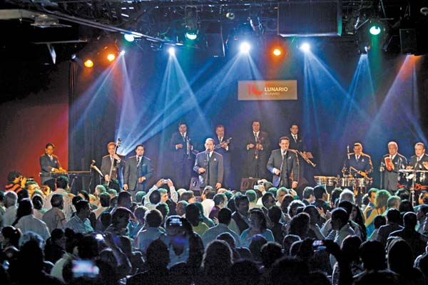 El foro se transformó en un gran salón de baile.